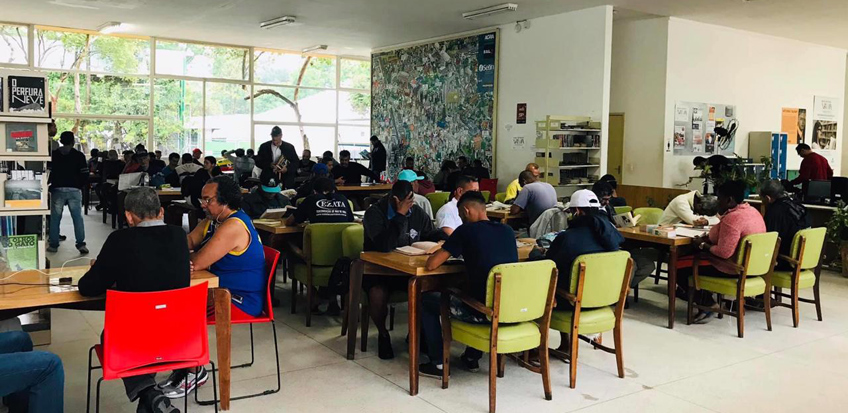 Sala de leitura adultos biblioteca Affonso Taunay