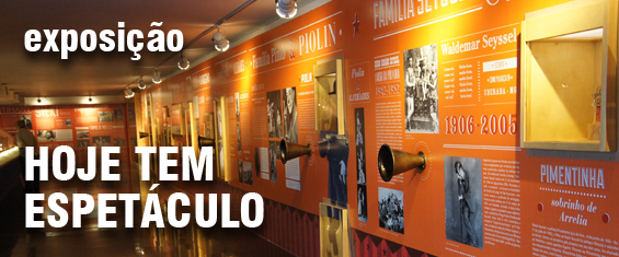 Foto da exposição "Hoje Tem Espetáculo", na qual se vê um painel com a história dessa arte