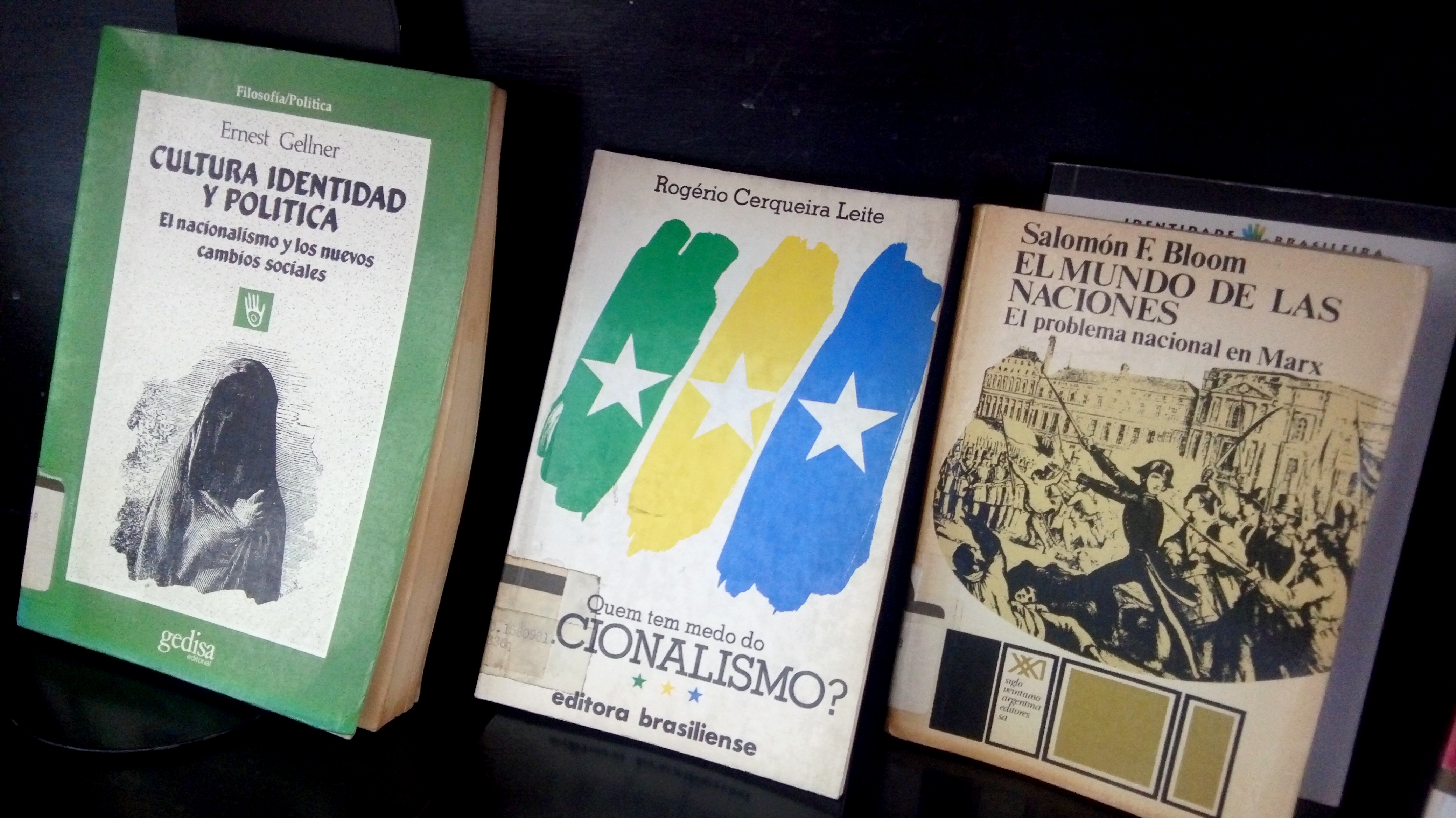 Foto dos livros expostos sobre móvel de madeira