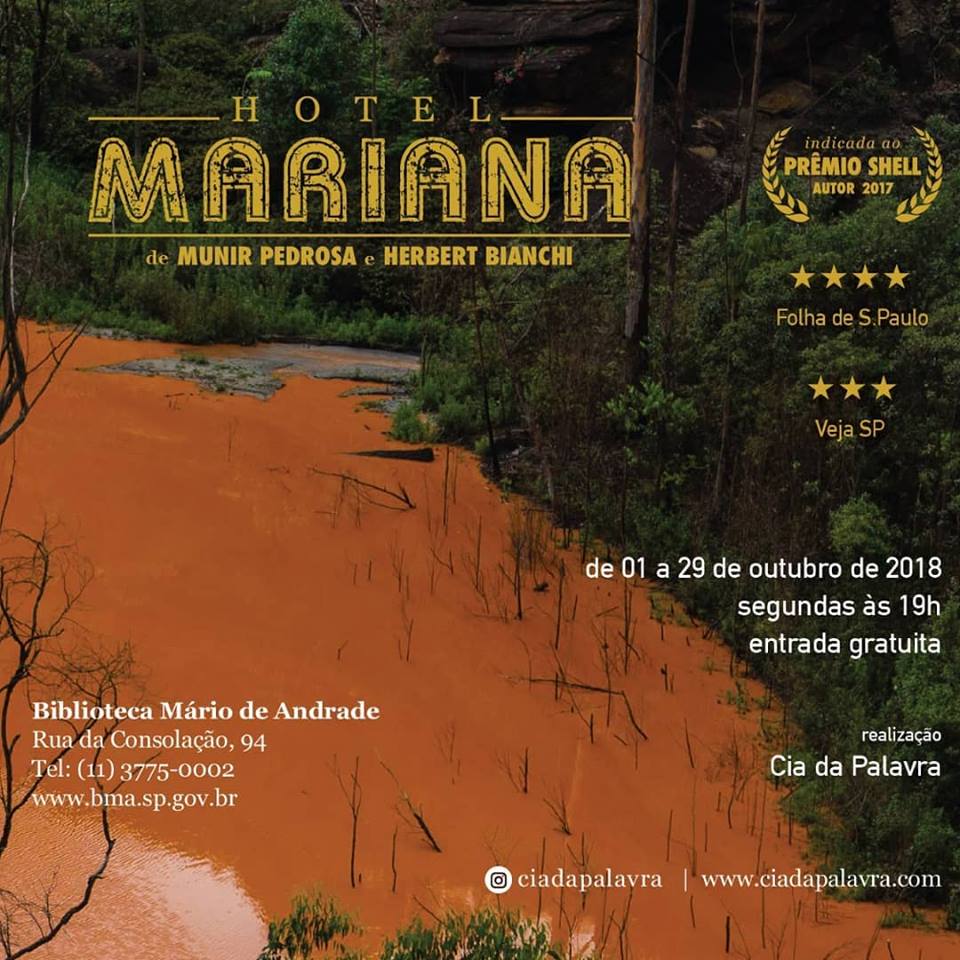 Folder de divulgação da peça Hotel Mariana com imagem de um rio avermelhado e vegetação ao redor.  O nome da peça está na cor amarela e as informações de horário e localização na cor branca
