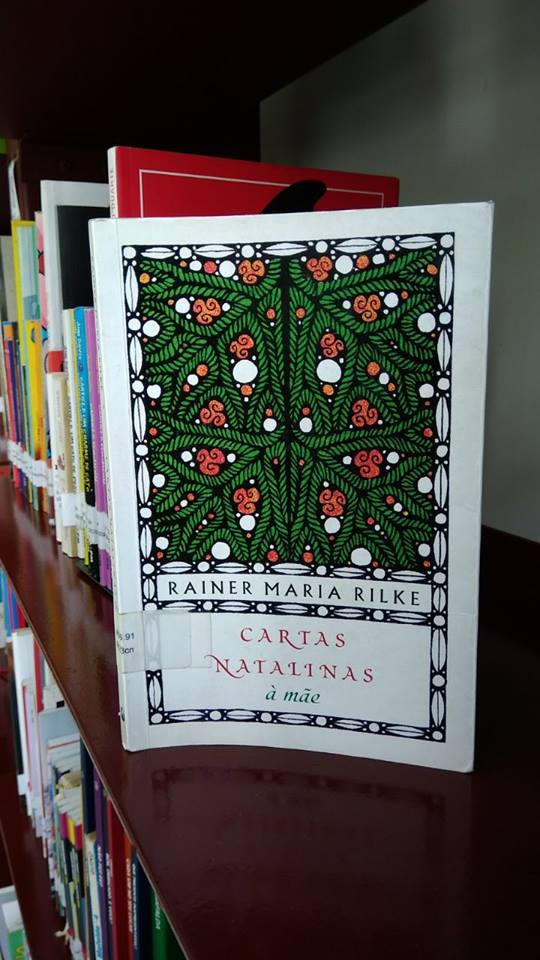 apa do livro de fundo branco com retângulo estilizado que se assemelha a cordas verdes com pequenas bolas brancas e laranjas. Abaixo, o título Cartas Natalinas está escrito em vermelho e o à mãe, em verde.