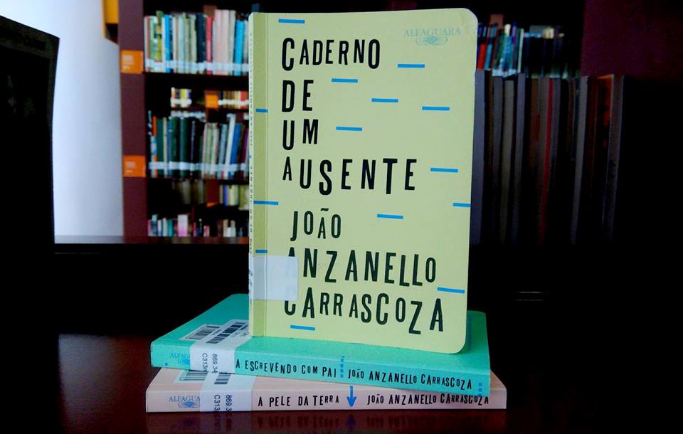 livro com capa de fundo amarelo com traços na horizontal na cor azul. O título e autor estão na cor preta em caixa alta.