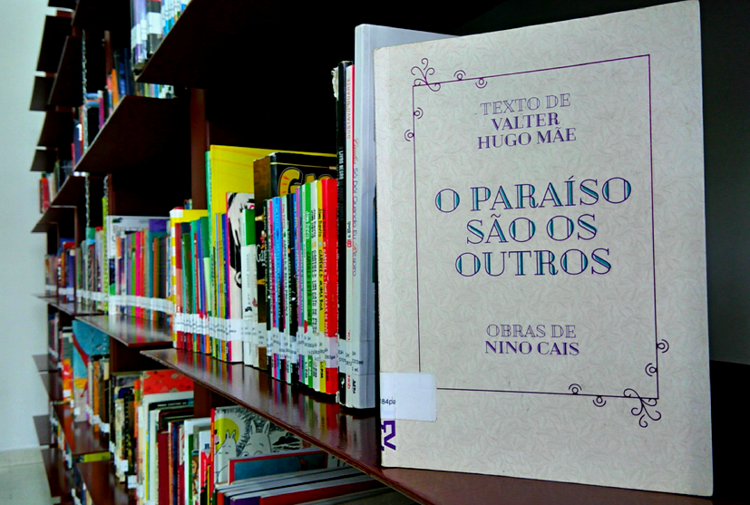 Capa de fundo na cor creme com ornamento quadrado na cor preta, sobre ele, o título aparece ao centro, na cor verde clara e os nomes do autor e ilustrador em lilás, na parte superior e inferior, respectivamente.