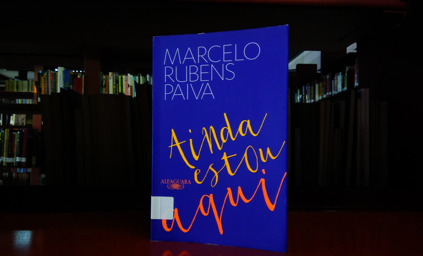  capa de fundo azul escuro com o título ao centro em letra de mão na cor amarela e laranja. O nome do autor está em cima, em caixa alta, na cor branca.