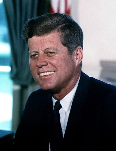 John Fitzgerald Kennedy - imagem domínio público https://pt.wikipedia.org/wiki/John_F._Kennedy#/media/Ficheiro:John_F._Kennedy,_White_House_color_photo_portrait.jpg