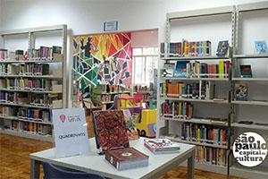 Livros nas estantes e mesas mostrando o Acervo da Biblioteca Hans Christian Andersen