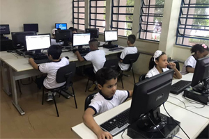 Crianças/alunos utilizando o telecentro da biblioteca.