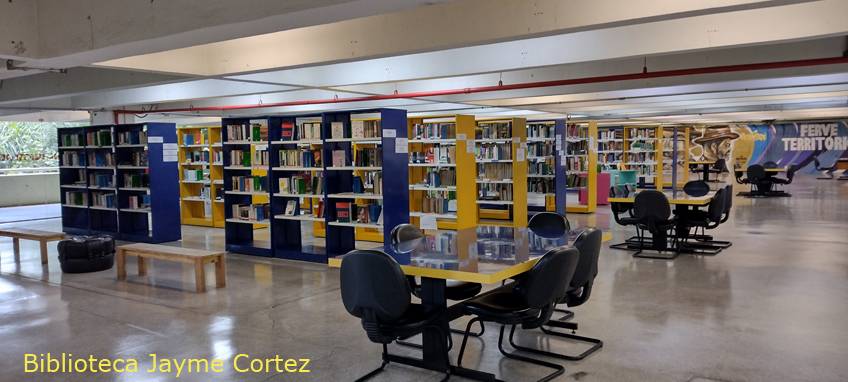 sala de leitura e estantes da Biblioteca Jayme Cortez