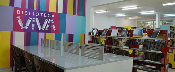 Interior da biblioteca Alvaro Guerra com mesas com acesso a internete. Estantes de livros