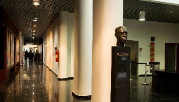 Imagem do hall de entrada da Hemeroteca da Biblioteca Mário de Andrade.