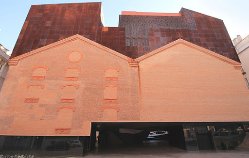 Caixa Forum é um moderno centro cultural adaptado em um edifício histórico em Madrid