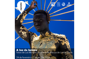 convite virtual feito a partir de fotografia de Luiz Moreira que mostra um modelo negro, contra um céu azul, com adereços dourados e uma coroa igualmente dourada
