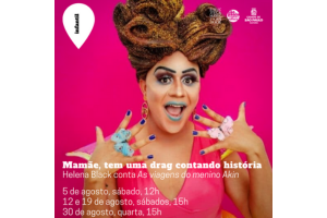 Fotografia da drag queen Helena Black, vestida com roupas cor de roupa, sobre fundo cor de rosa. A personagem está de boca aberta e mostra as unhas coloridas para a foto.