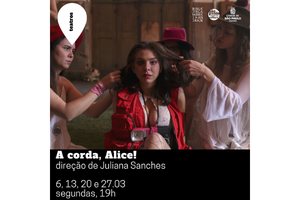 card de divulgação feito a partir de foto de ensaio da peça, no qual uma mulher branca, ao centro, tem seu cabelo penteado por outras mulheres que a circundam, vestindo chapéus