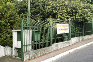 entrada da biblioteca pela rua Brás Lourenço