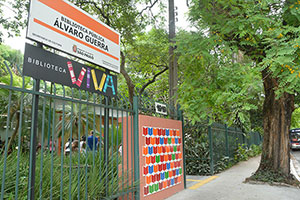 Frente da biblioteca com o muro pintado do programa Biblioteca Viva