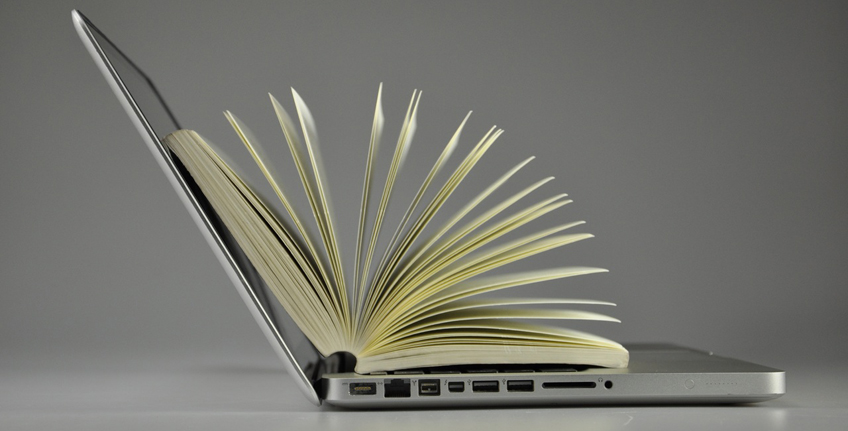 computador-e-livro-creative-commons-pxhere