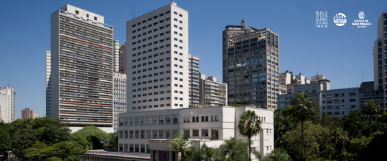 foto da biblioteca vista de fora,com destaque para a torre do acervo