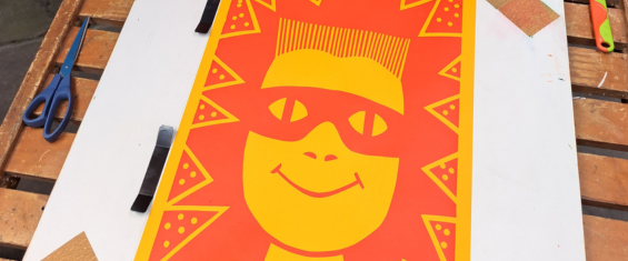 foto de impressão serigráfica com uma ilustração de criança com uma máscara no óculos sorrindo