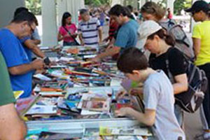 usuário trocando livros na feira de troca