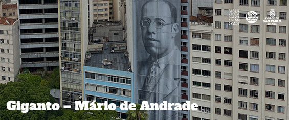 foto da instalação "Giganto - Mário de Andrade" com escritos na cor branca