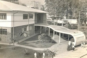 Fotografia antiga em preto e branco da fachada da biblioteca infantojuvenil Monteiro Lobato.