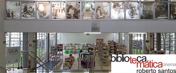 Foto do interior da Biblioteca Roberto Santos - Temática em Cinema com o logotipo