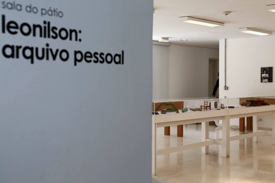 Imagem de itens pessoais do artista plástico Leonilson, expostas na sala do pátio da Biblioteca Mário de Andrade.