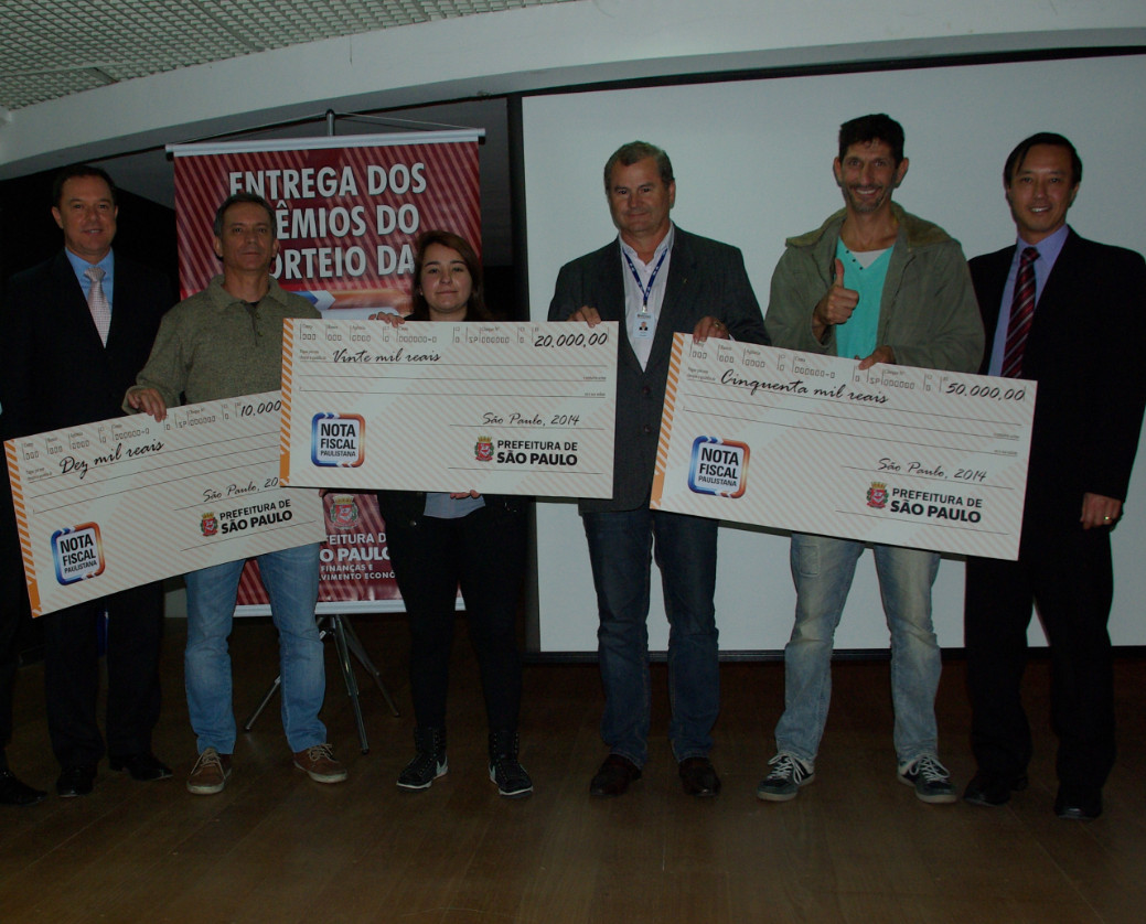 Ganhadores do 32º sorteio da Nota Fiscal Paulistana e representantes da administração municipal