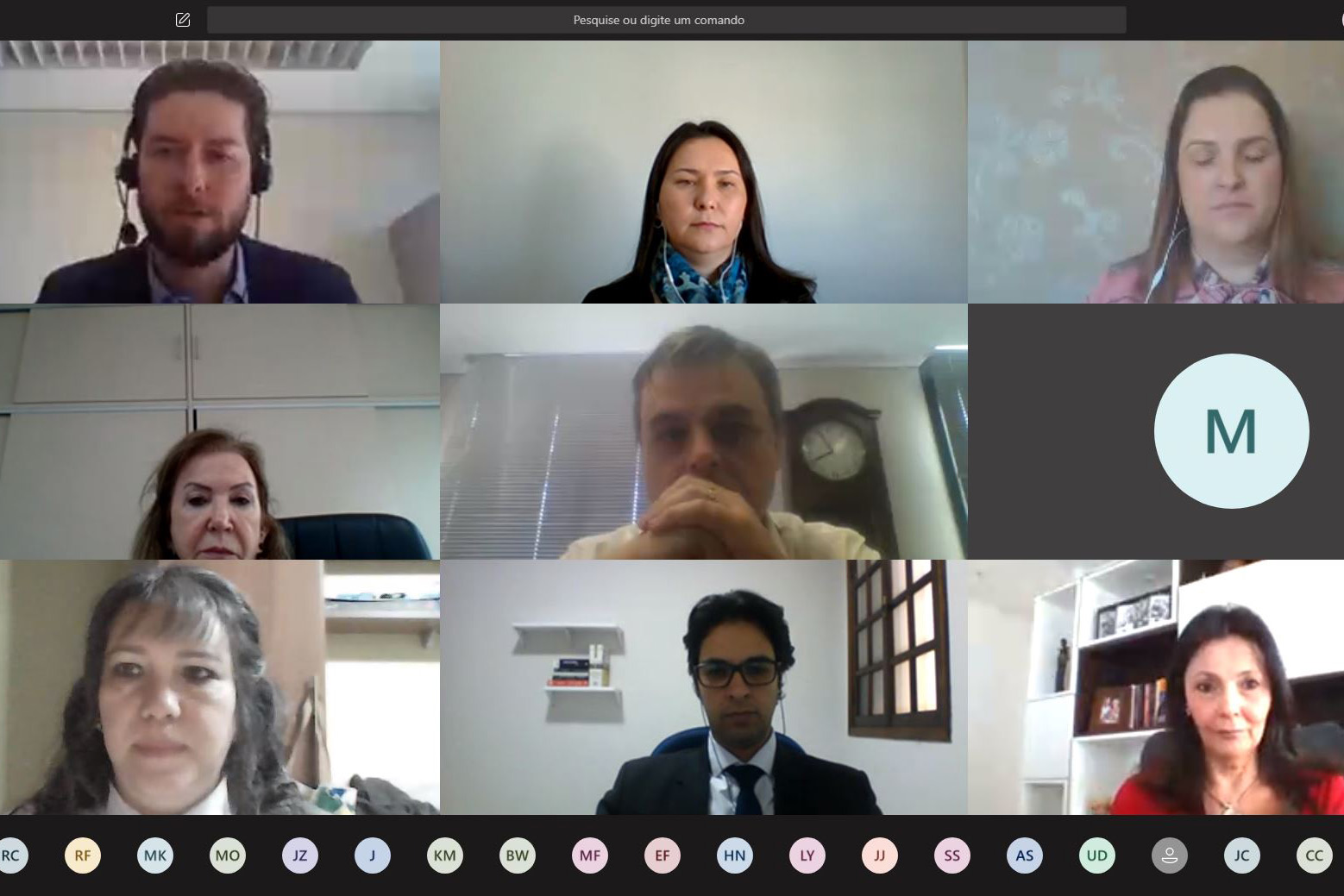 Foto de uma reunião virutal do aplicativo Teams. Tela mostra oito participantes da reunião.