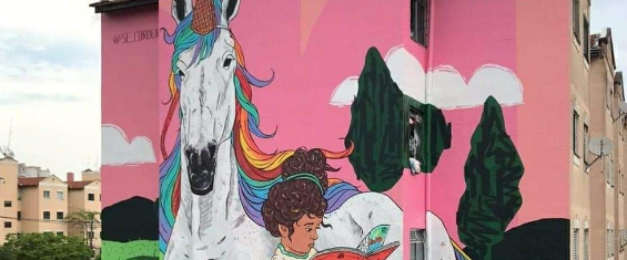obra do MAR que retrata um unicornio e uma criança lendo