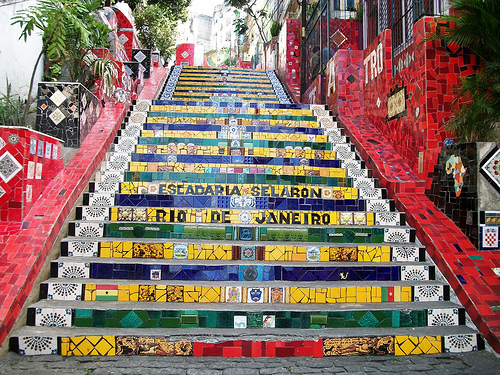 Imagem da escadaria Selarón, ornamentada com mosaico de azulejos coloridos.