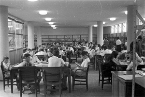 Sala de leitura da Biblioteca Viriato Corrêa repleta de usuários em 1966.