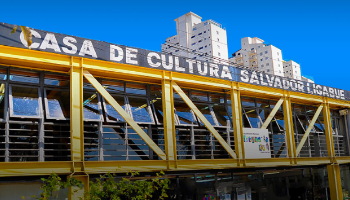Predio de estruturas de metal amarelas, com uma faixa preta escrito 