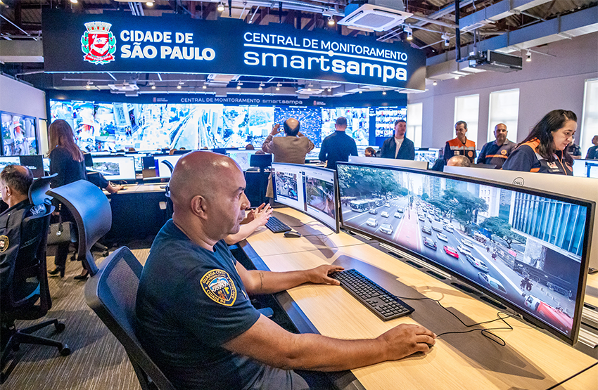 Agentes de segurança monitoram imagens capturadas pelas câmeras do Smart Sampa na Central do Programa
