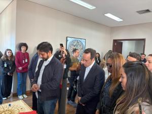 O prefeito Ricardo Nunes observa os trabalhos produzidos pelos participantes