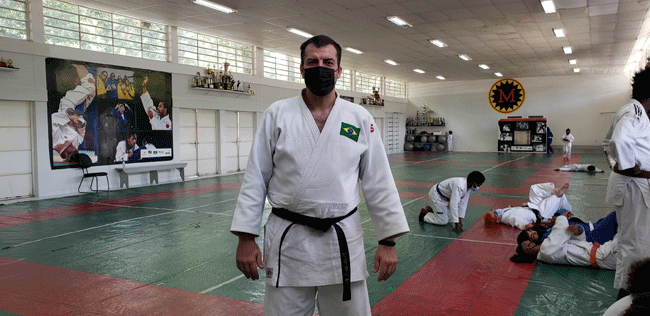 Na imagem, sensei de judô Jaime que ministra as aulas do CE Mooca.