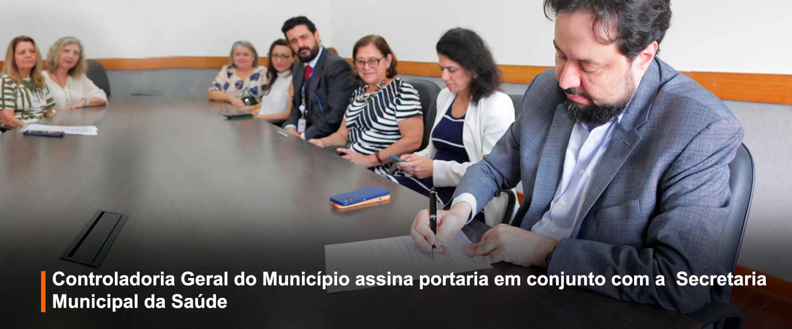 Foto: O Controlador Daniel Falcão assinando a portaria
