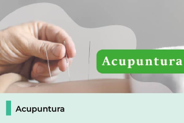 A imagem mostra uma pessoa aplicando agulhas na técnica de acupuntura. 